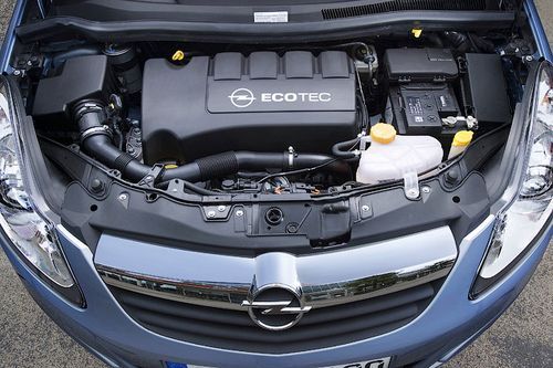 Все моторы Corsa, включая дизели, были модернизированы и теперь удовлетворяют нормам "Евро-5". Как и раньше, гамма двигателей по-прежнему включает в себя 1,0-, 1,2-, 1,4- и 1,6-литровые агрегаты, развивающие от 65 до 192 лошадиных сил. Дизели - это 1,3- и 1,7-литровые моторы мощностью от 95 до 130 лошадиных сил